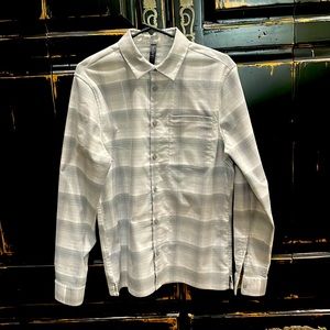 Lululemon M- long sleeve button down